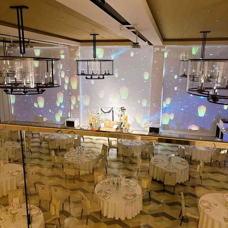 披露宴会場。プロジェクションマッピングも可能。