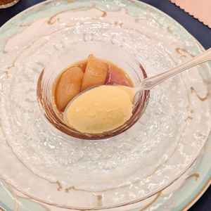 試食会のデザート。シェフの方がフランベを行う演出をオプションで付けられます。