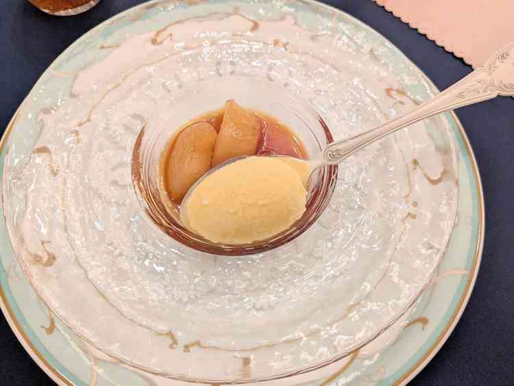 試食会のデザート。シェフの方がフランベを行う演出をオプションで付けられます。