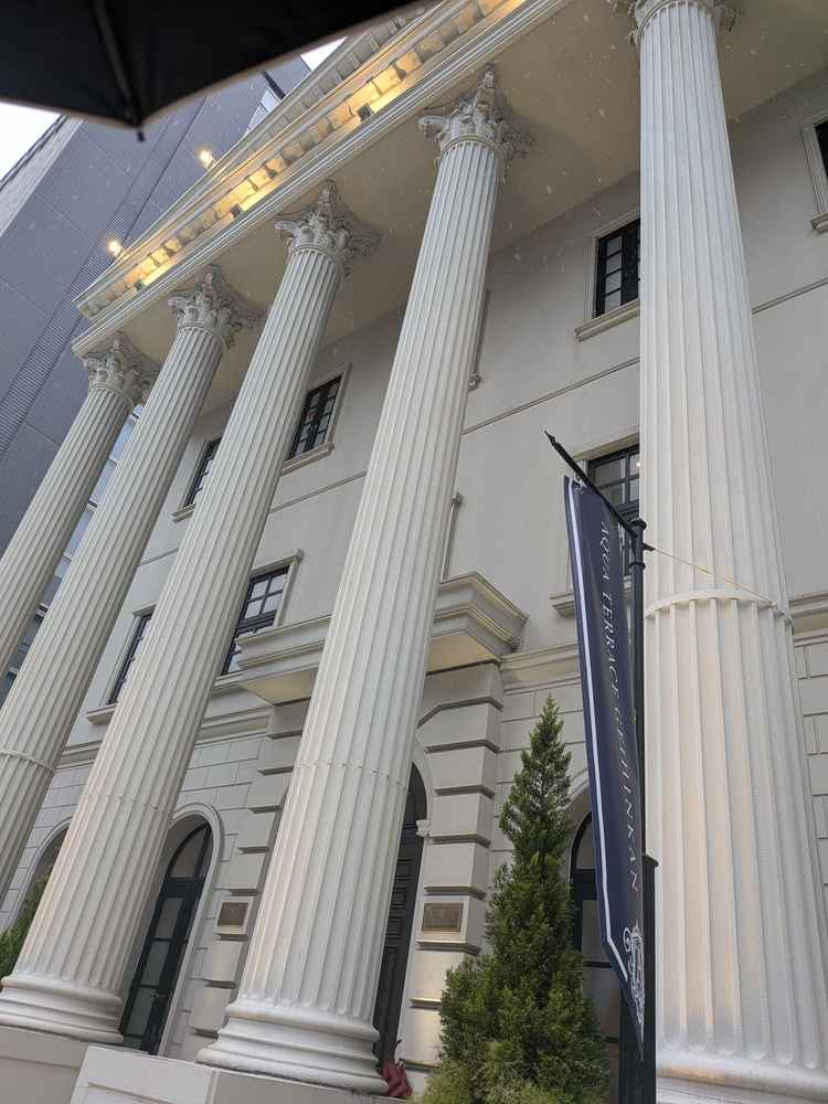 建物全体の写真。白と焦げ茶色が基調となっており、統一感がある。