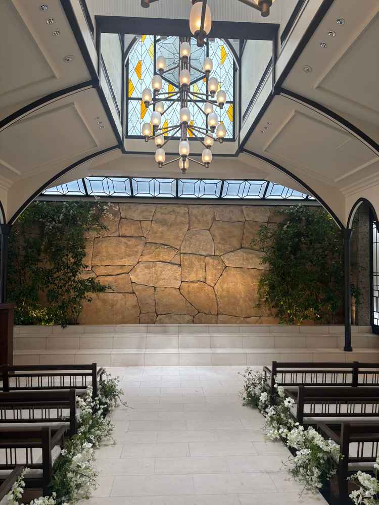 光と水が流れていて、シンプルでいて美しいチャペル