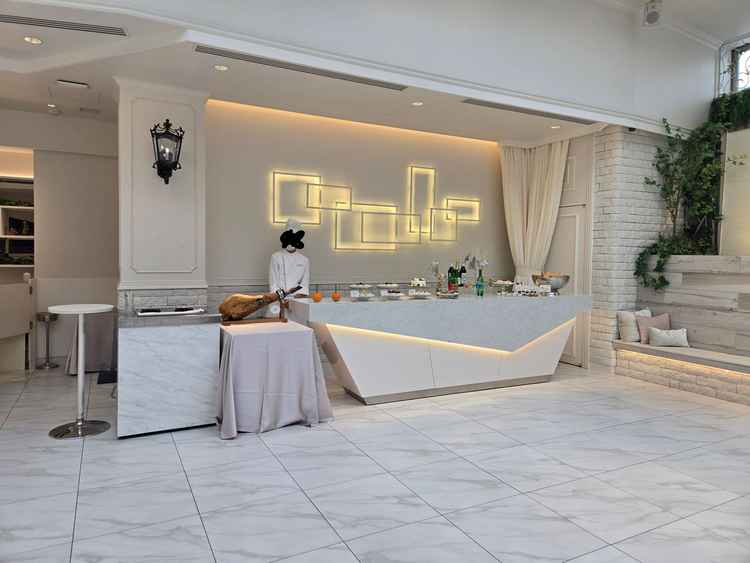 ウェルカムパーティーを実施する場所、その場でハムを切ってくれて演出もよかったです。