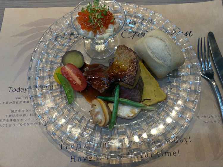 フォアグラとビーフステーキの試食をいただきました。とても美味しく満足感がありました。