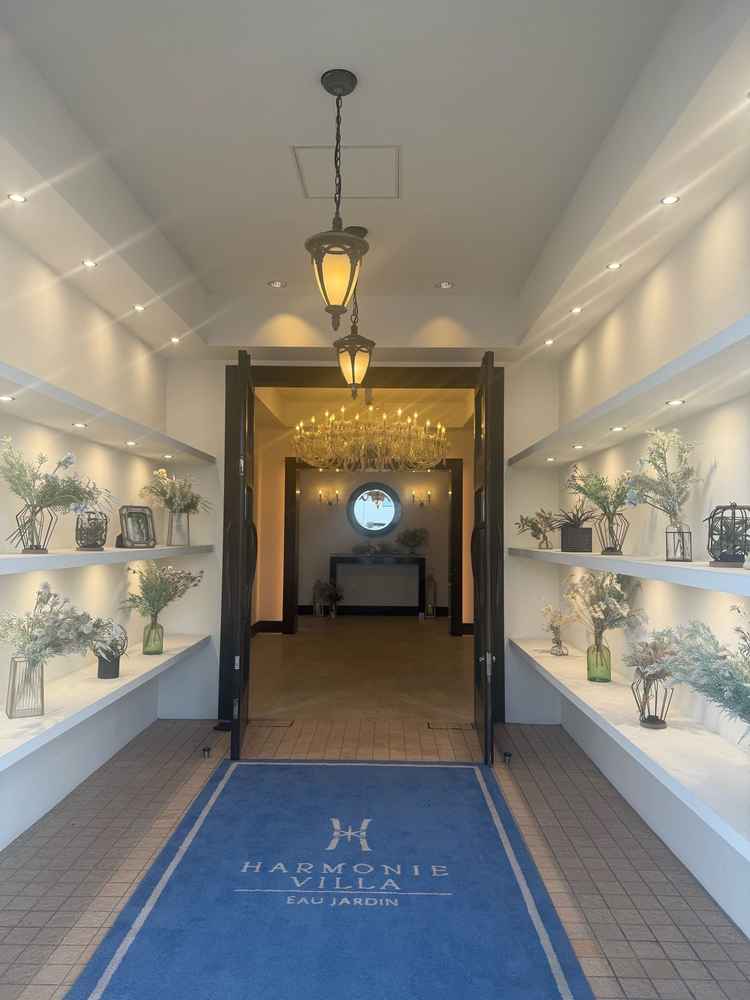 ゲストの方の入口が白基調でとても素敵で、ドアの先には大きなシャンデリアがあり、とても気に入りました。