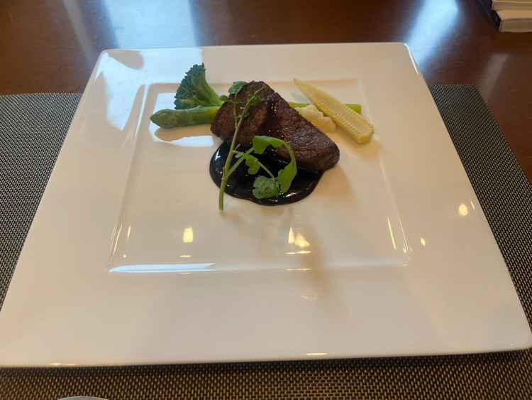 料理はどれも美味しかった。メインが肉と海鮮で豪華でした。