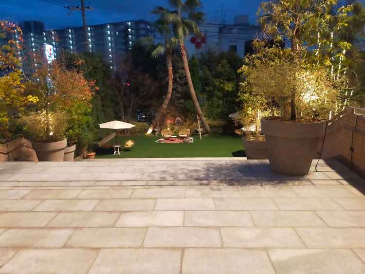 チャペルの出口から見た景色。階段がありその下にはガーデンが広かっている。写真は日が暮れた後の様子。