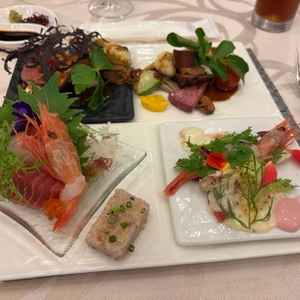 前菜とメイン料理の和洋食べ比べ。お魚は豊洲市場直送で非常に美味しかったです。