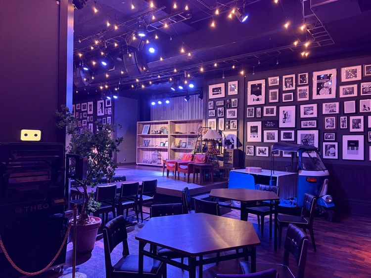 スイーツビュッフェを楽しめる会場。披露宴会場とは別で楽しめる。プロジェクター完備も好印象！