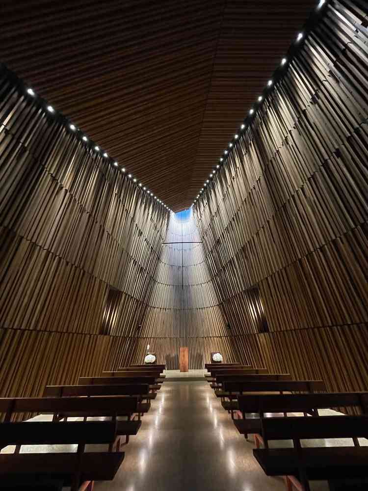 木の温もりを感じるチャペルの写真です。