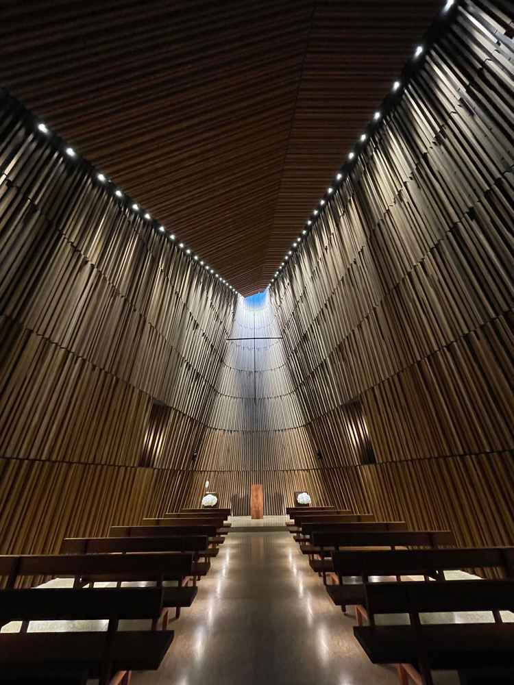 木の温もりを感じるチャペルの写真です。