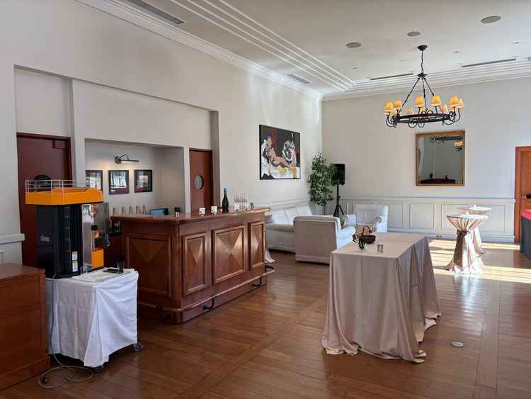 控え室の写真。広々として、ゆっくり待機する事ができます。