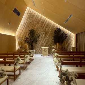 少人数婚用のチャペルです。琥珀色に全体が包まれるような暖かい色合いでした。
