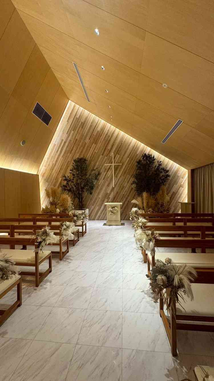 少人数婚用のチャペルです。琥珀色に全体が包まれるような暖かい色合いでした。