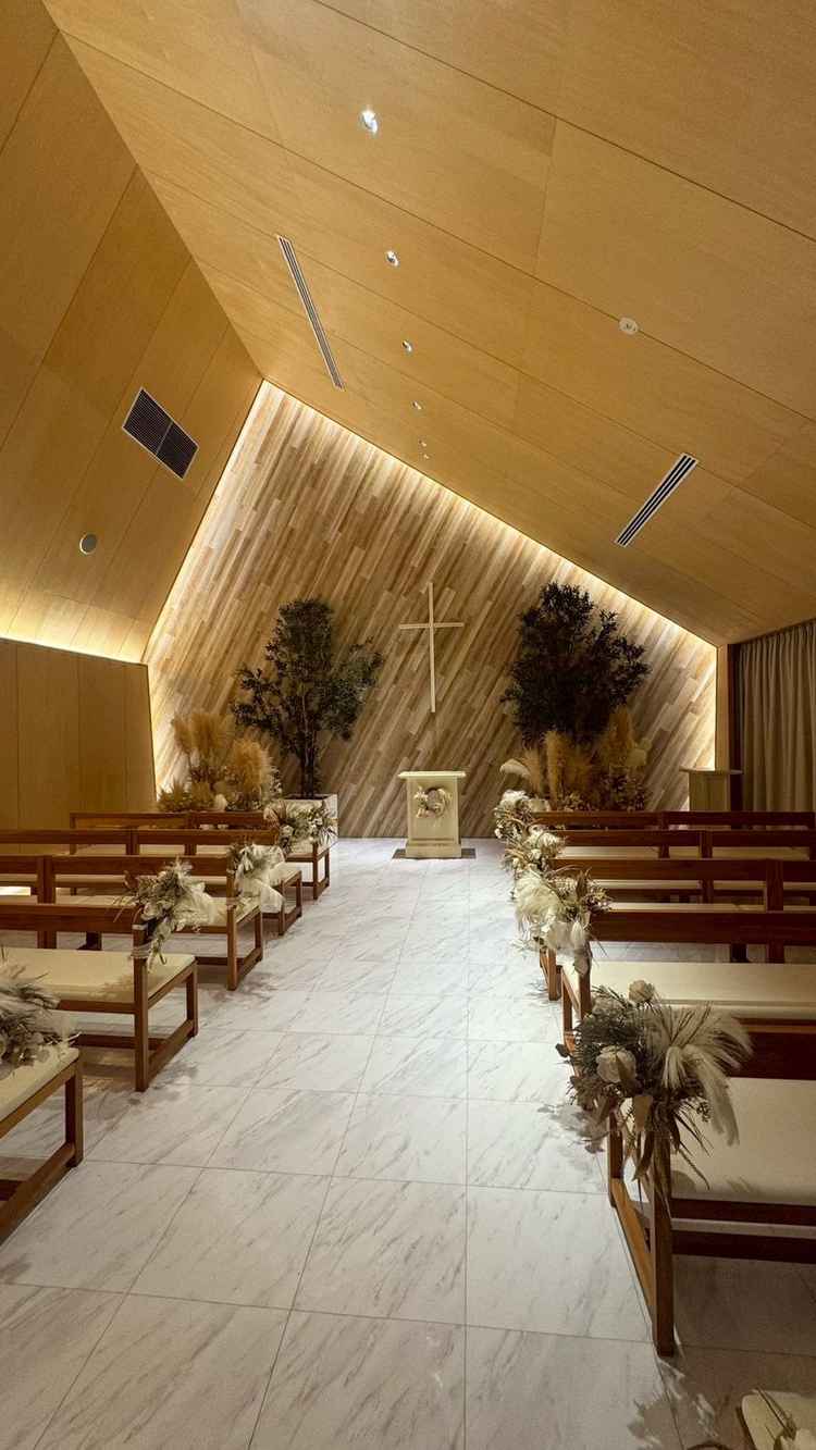 少人数婚用のチャペルです。琥珀色に全体が包まれるような暖かい色合いでした。