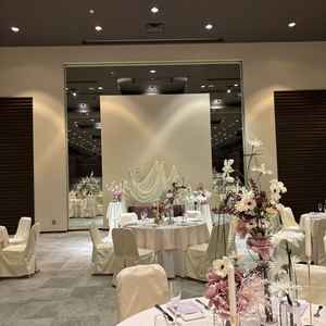 円卓の装飾や椅子、テーブルのクロスの色を選ぶことができ、おしゃれな披露宴会場。