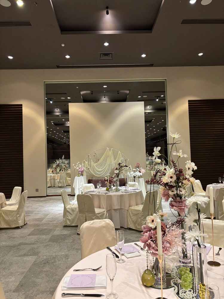 円卓の装飾や椅子、テーブルのクロスの色を選ぶことができ、おしゃれな披露宴会場。