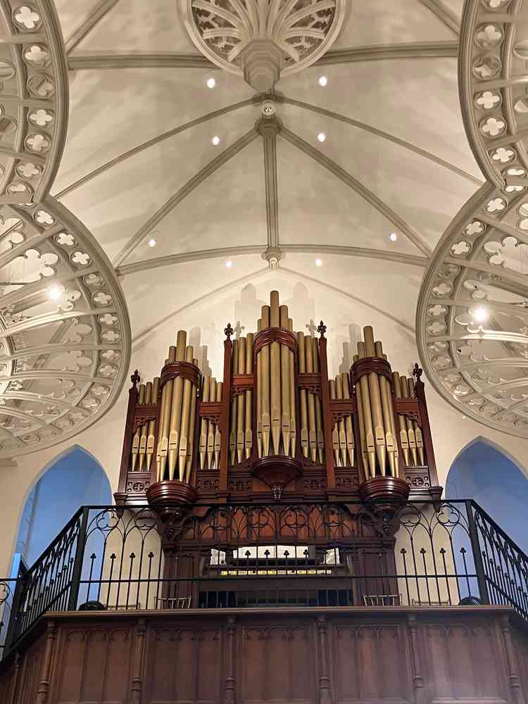 アートグレイス大聖堂の2階にあるパイプオルガンです。試奏してもらいましたが、とても迫力があります。