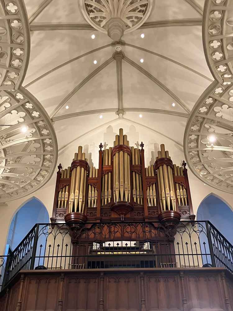 アートグレイス大聖堂の2階にあるパイプオルガンです。試奏してもらいましたが、とても迫力があります。