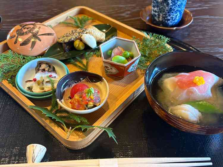 試食の際のお料理です。全て美味しいですが特に碗物が絶品でした。