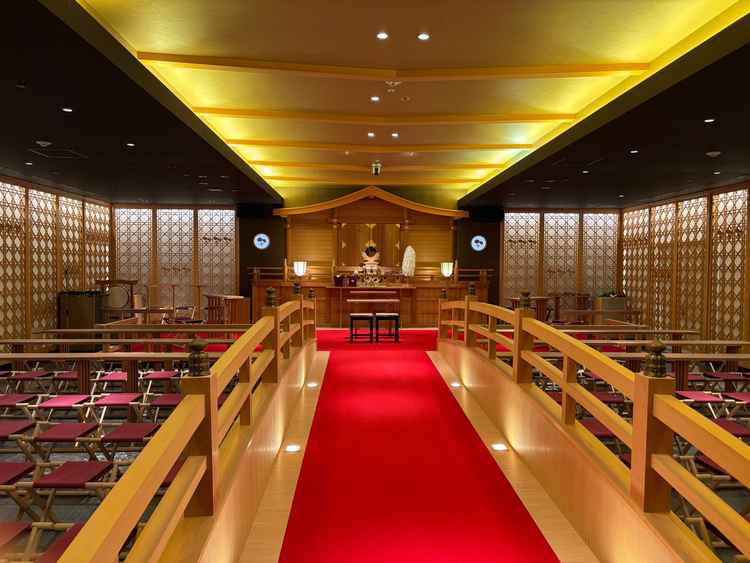 明るく立派な神殿。橋もあります