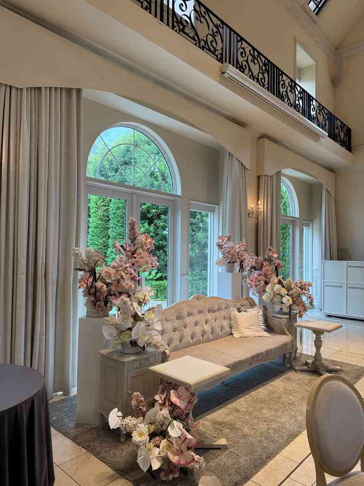 披露宴会場はソファーで、ドレスも映えるとのことです。