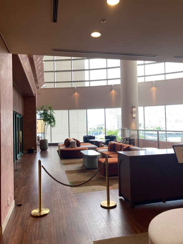 ゲストが受付を済ませたあと待機するスペースはとても広くて大人数でも安心そうです