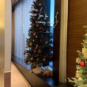 EV降りて最初に見えるミラーの壁にはメッセージが書き込めるので、ゲストへの気持ちが伝えられるのが良い