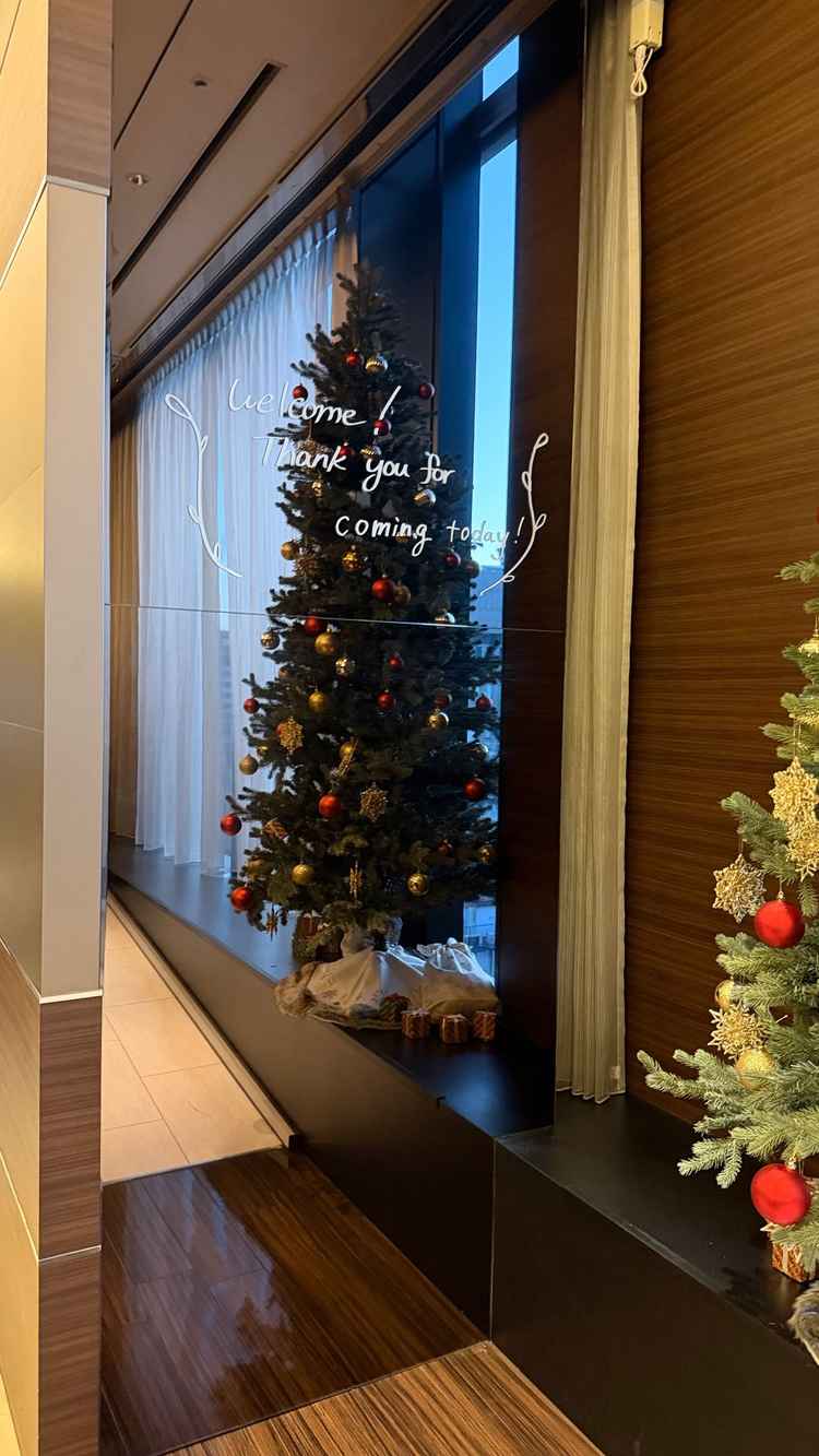 EV降りて最初に見えるミラーの壁にはメッセージが書き込めるので、ゲストへの気持ちが伝えられるのが良い