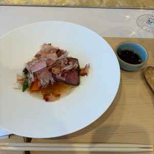 こちらの肉料理は結婚式当日もゲスト一人一人に出汁と鰹節を目の前でかけてもらえるそうです。