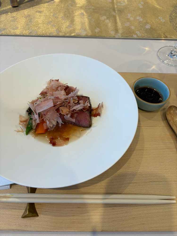 こちらの肉料理は結婚式当日もゲスト一人一人に出汁と鰹節を目の前でかけてもらえるそうです。