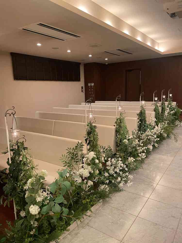 100人着席できる、ソファータイプの参列席。