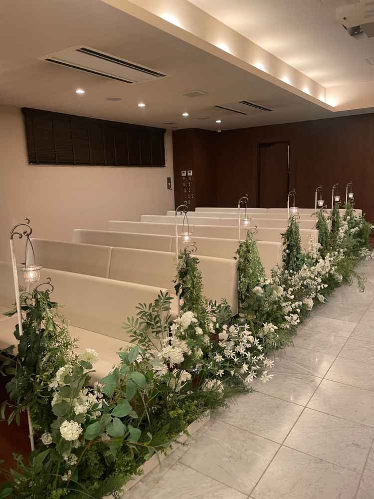 100人着席できる、ソファータイプの参列席。