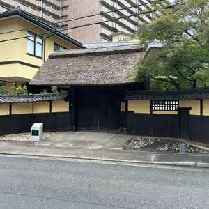 駐車場に車をとめて、すぐ目の前に立派な門があり、プランナーさんがすでに待っていてくれました。