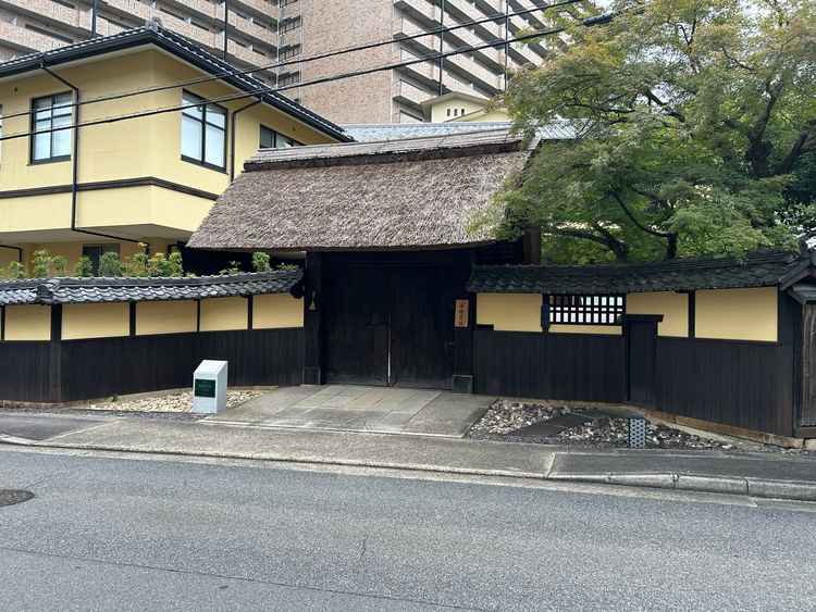 駐車場に車をとめて、すぐ目の前に立派な門があり、プランナーさんがすでに待っていてくれました。