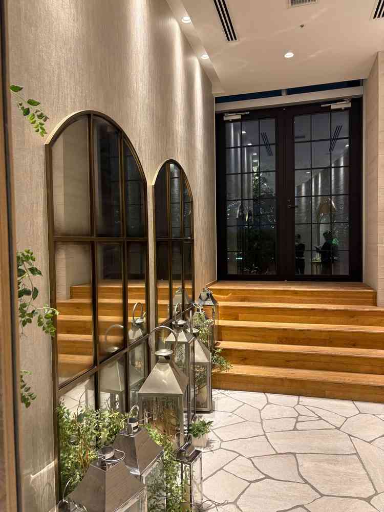 チャペル前の通路になります。ここで写真を撮ることができ写真映えするエリアでした。