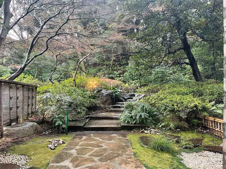 春になると緑豊かになる庭園。式の後に親族で写真を撮る事ができそう。