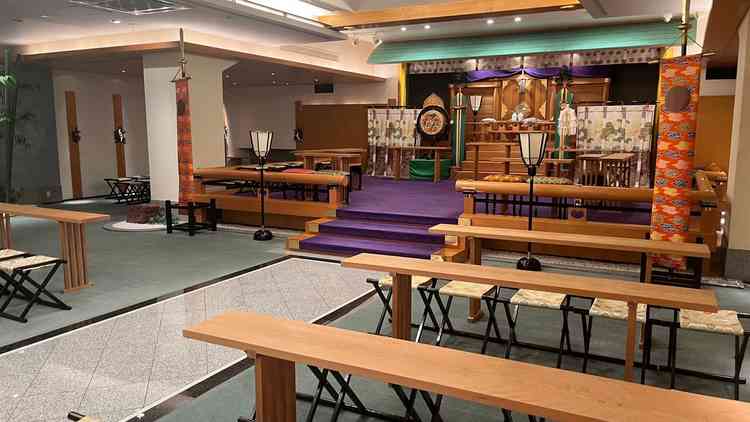 神殿。収容人数が多い。