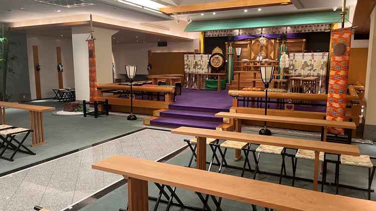 神殿。収容人数が多い。