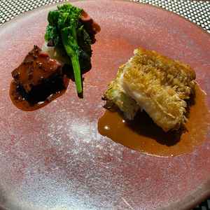 とろける黒毛和牛フィレ肉のポワレと、サフランソースを添えた甘鯛の鱗焼。