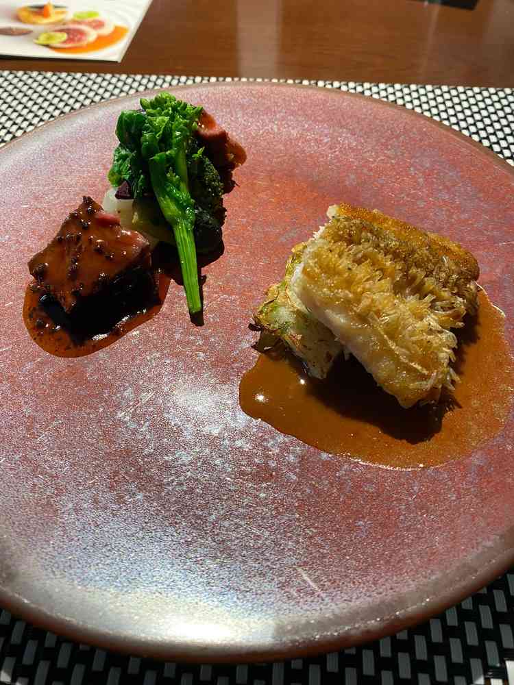 とろける黒毛和牛フィレ肉のポワレと、サフランソースを添えた甘鯛の鱗焼。