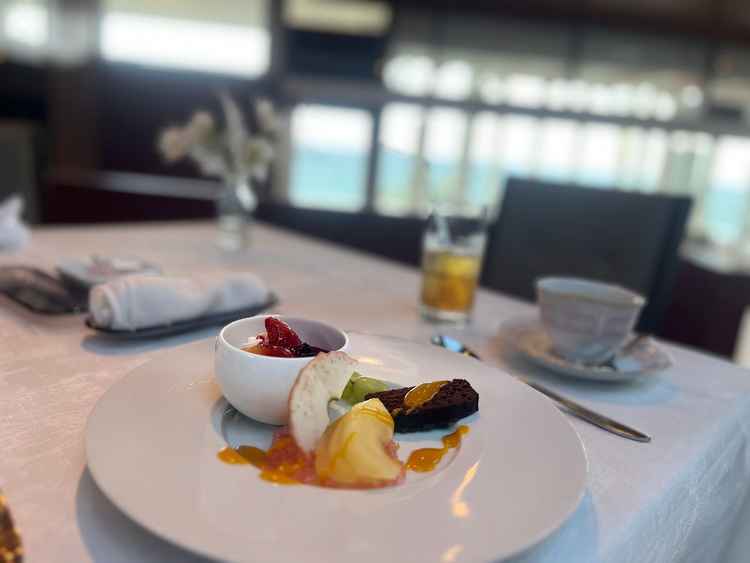 試食会で、コース料理をワンプレートでいただき、その後、デザートとコーヒーをセットで頂きました。