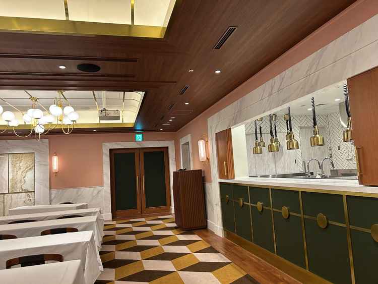 ゲストに近い位置にキッチンがあり、出来立ての料理を楽しんでもらえる点が魅力的でした。