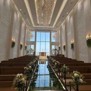 チャペルの写真。ヴァージンロードの下に緑が埋め込まれていて特別感のある授業でした。