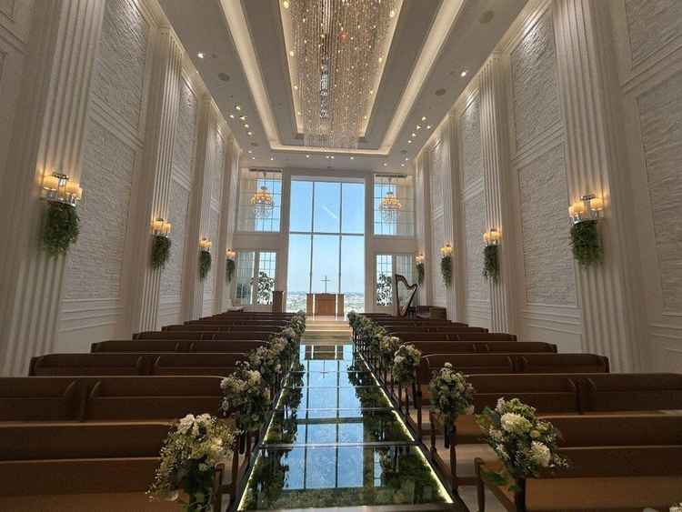 チャペルの写真。ヴァージンロードの下に緑が埋め込まれていて特別感のある授業でした。