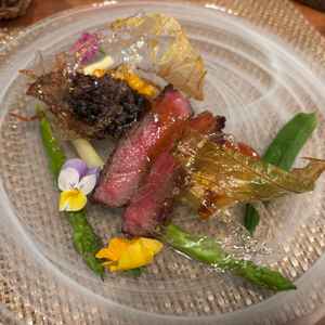 見た目に驚かされたお肉料理。お肉の油が溢れる美味しさだった。