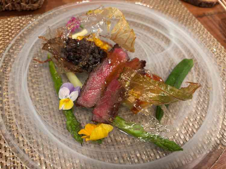 見た目に驚かされたお肉料理。お肉の油が溢れる美味しさだった。