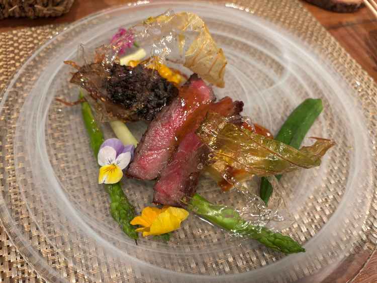 見た目に驚かされたお肉料理。お肉の油が溢れる美味しさだった。