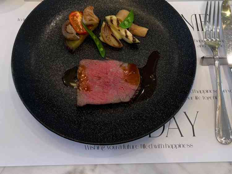 メイン料理。地元の特産品を使用し、とても柔らかく満足感ありました。彩りも素敵でした。