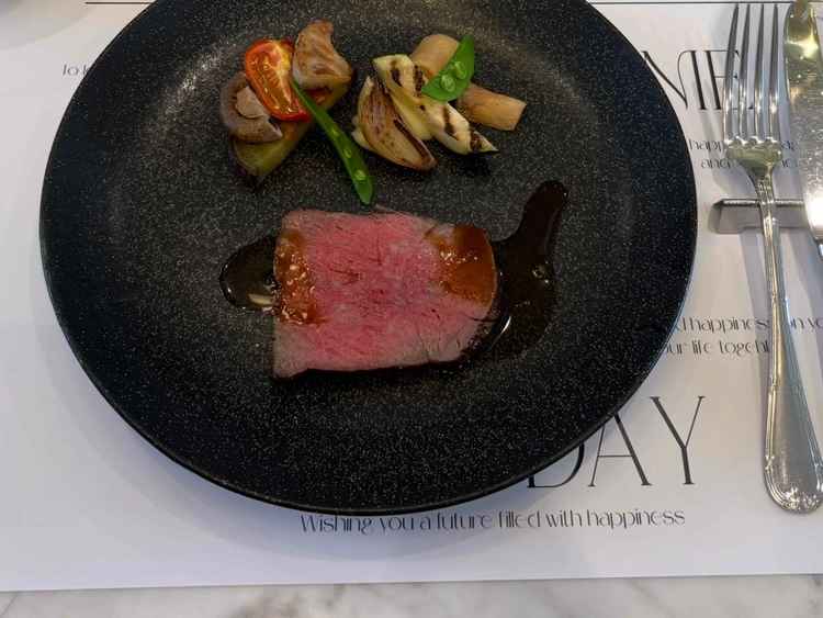 メイン料理。地元の特産品を使用し、とても柔らかく満足感ありました。彩りも素敵でした。