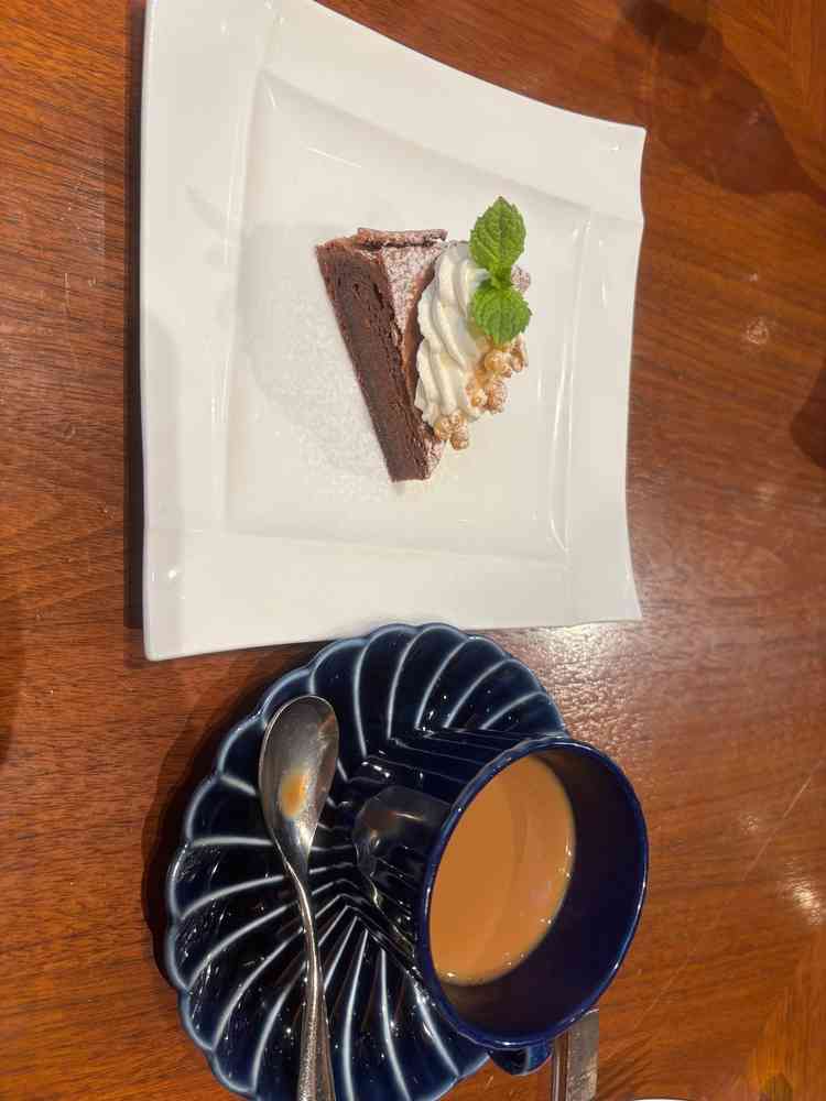 食後にデザートとコーヒーもいただきました。